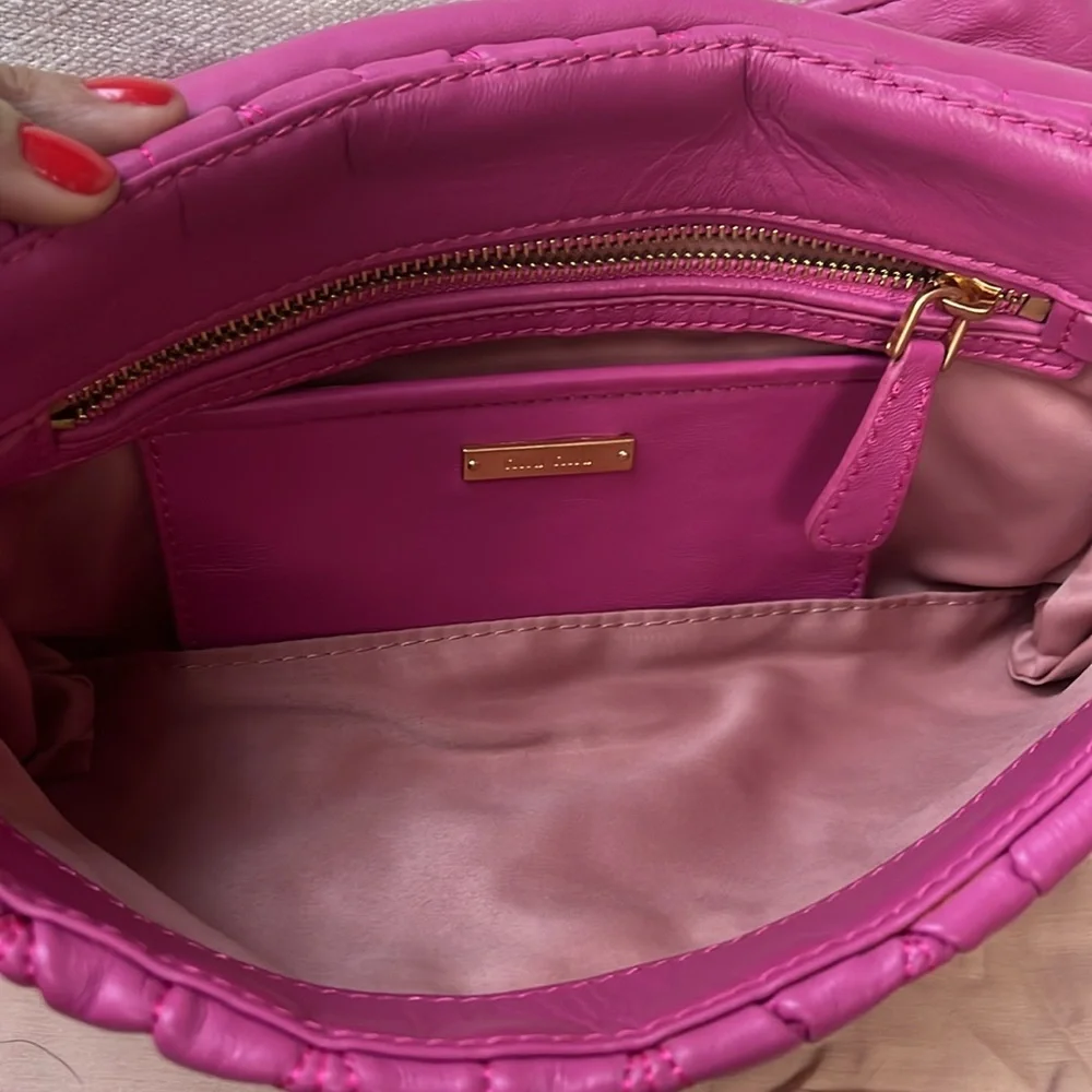 Miu Miu Pink Leather clutch bag with snap closure, zipped deep flap pocket. - Picture 5 of 14